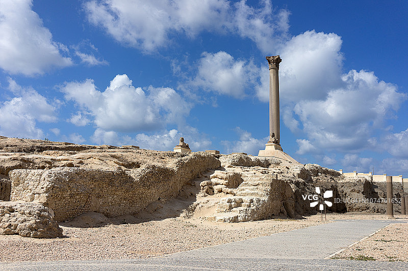 守护庞贝柱的狮身人面像，埃及亚历山大港的罗马凯旋柱图片素材