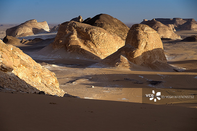 埃及拜哈里耶沙漠附近的黑色沙漠全景图片素材