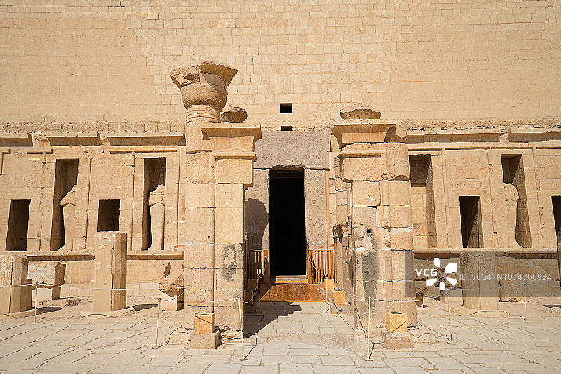 代尔埃尔-巴赫里山谷景观：哈特谢普苏特神庙，卢克索，底比斯，埃及图片素材