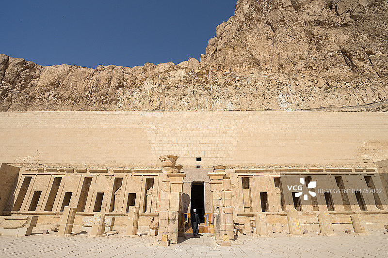 代尔埃尔-巴赫里山谷景观：哈特谢普苏特神庙，卢克索，底比斯，埃及图片素材