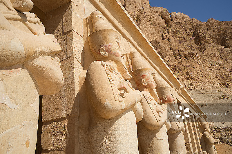 哈特谢普苏特女王在卢克索附近的哈特谢普苏特神庙中装扮成奥西里斯的雕像图片素材