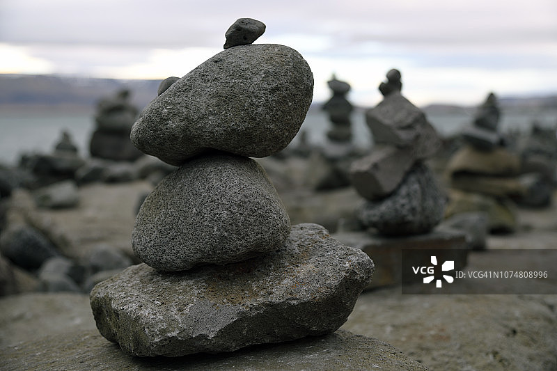 雷克雅未克雕塑和海岸步道上的石堆图片素材