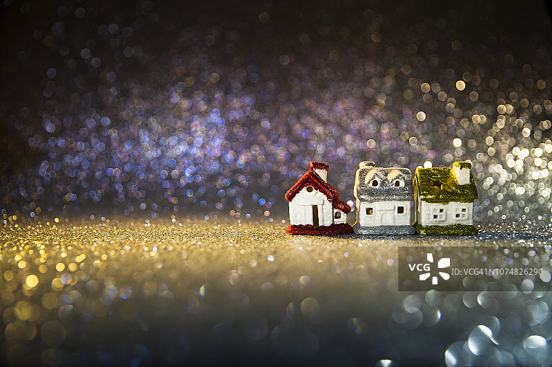 夜晚灯火通明的房屋和树木图片素材