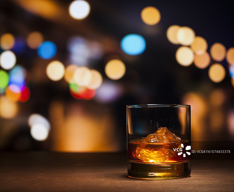 城市背景中的威士忌图片素材