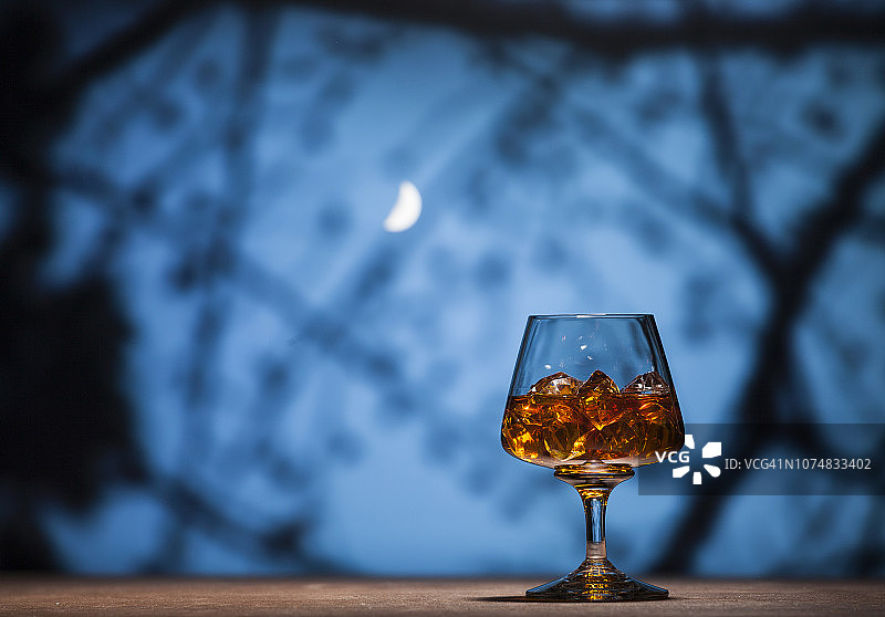 城市背景中的威士忌图片素材