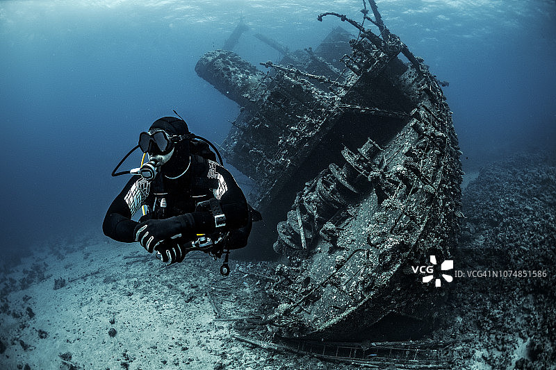 潜水员在红海海底探索沉船图片素材