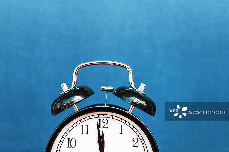指向午夜12点的闹钟图片素材