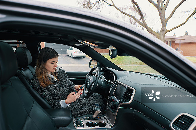女士享受自驾乐趣图片素材