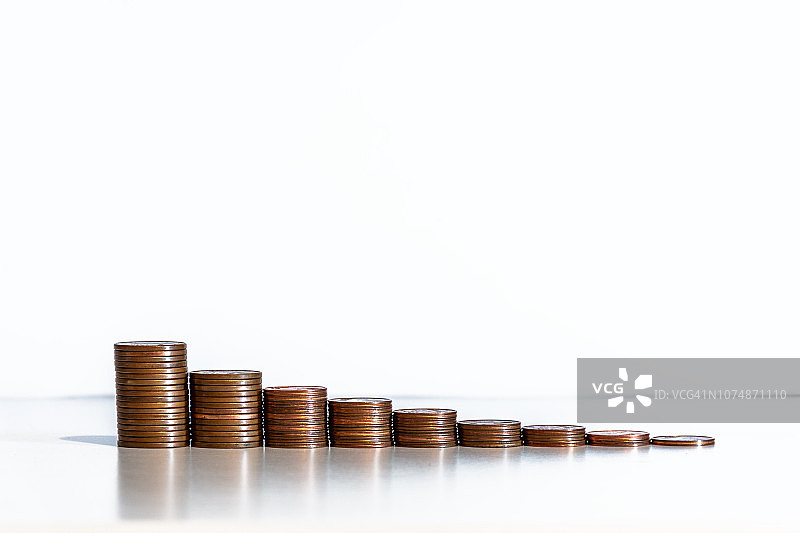 白色背景上的硬币堆图片素材