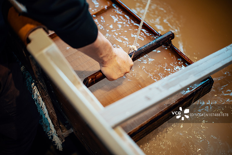 用传统方法造纸的中年日本男子图片素材