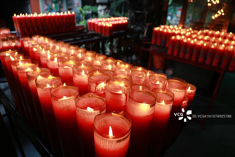 中国台湾西门町寺庙中的蜡烛灯图片素材