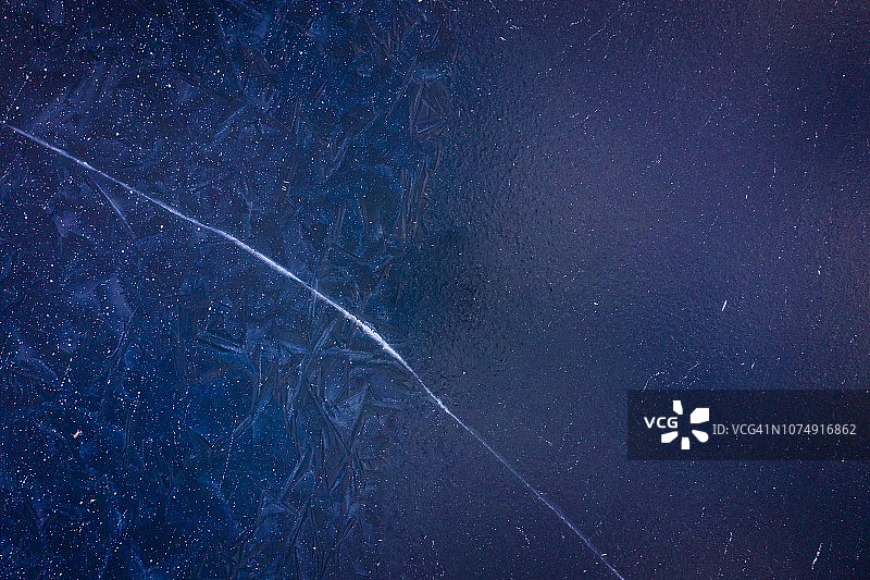 带有裂缝和纹理的冰冻湖面图片素材