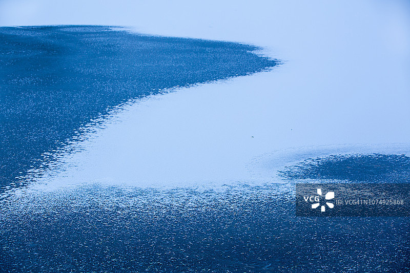 覆盖着霜和冰的湖泊图片素材