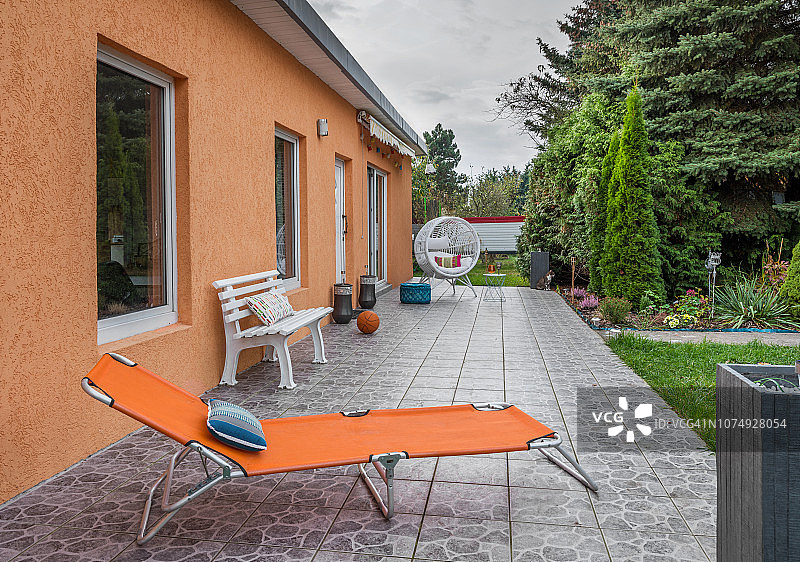 带花园的夏季小屋图片素材