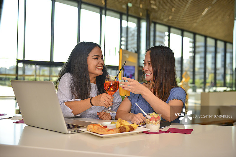 两位女士在午休时间敬酒图片素材
