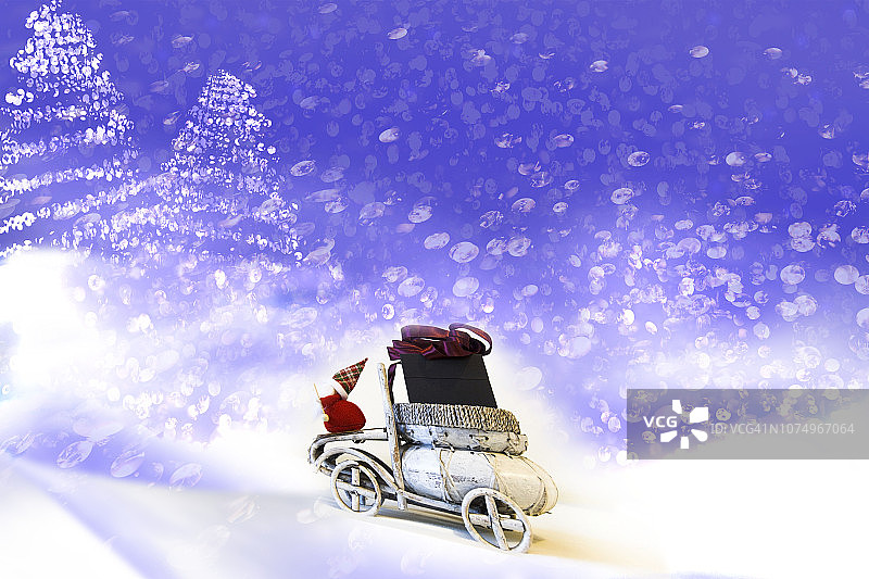 圣诞老人驾驶装有圣诞礼物的汽车图片素材