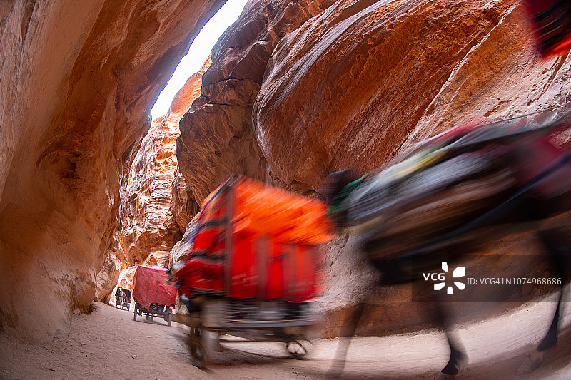 佩特拉古城：通往蛇道的马车图片素材