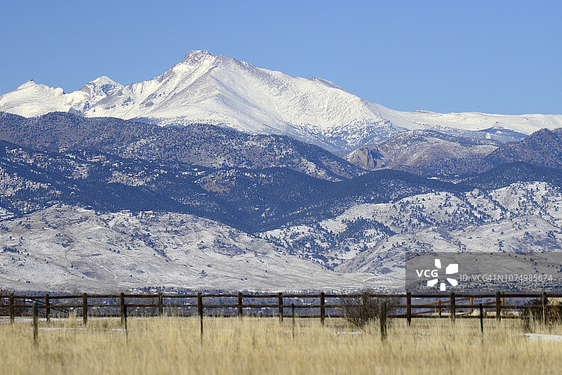 前沿山脉图片素材