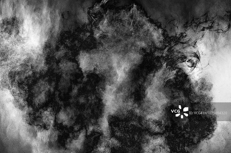 黑色背景上白色和灰色粉末烟雾爆炸纹理图片素材