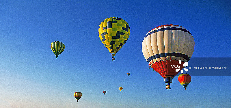新墨西哥州沙漠上空的热气球图片素材