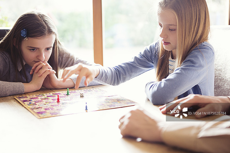 一家人在室内一起玩棋盘游戏图片素材