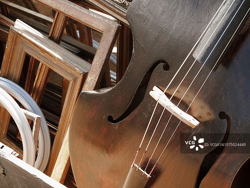 意大利佛罗伦萨跳蚤市场出售的旧小提琴图片素材