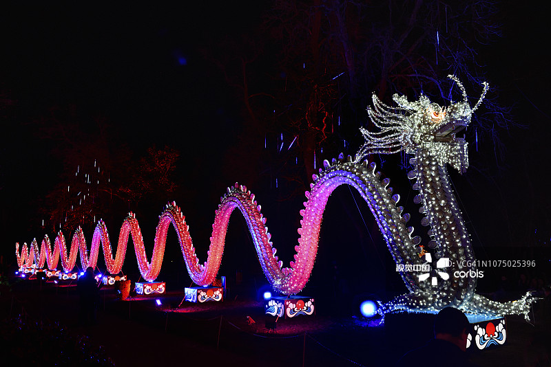 法国塔恩盖亚克灯笼节（中国灯笼节），15000块瓷器制成的100米长龙图片素材