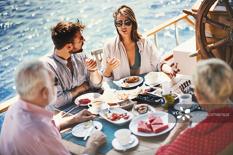 在帆船上享受舒适图片素材