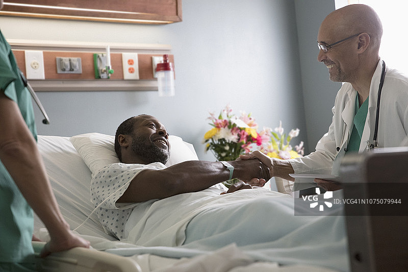 医生在病房与病人交谈图片素材