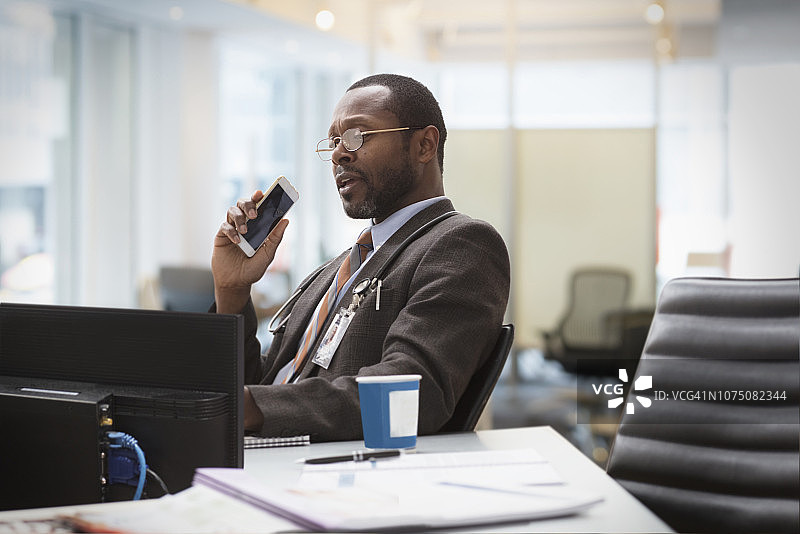 在办公室工作的非裔美国医生图片素材