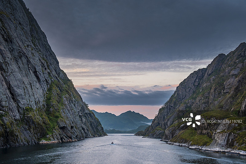离开挪威罗弗敦群岛的特罗尔峡湾图片素材