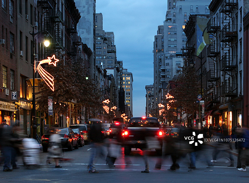 纽约曼哈顿黄昏时分装饰着圣诞饰品的繁华街道图片素材