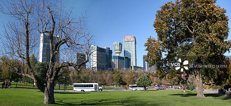 从加拿大安大略省尼亚加拉瀑布附近公园拍摄的尼亚加拉瀑布天际线图片素材