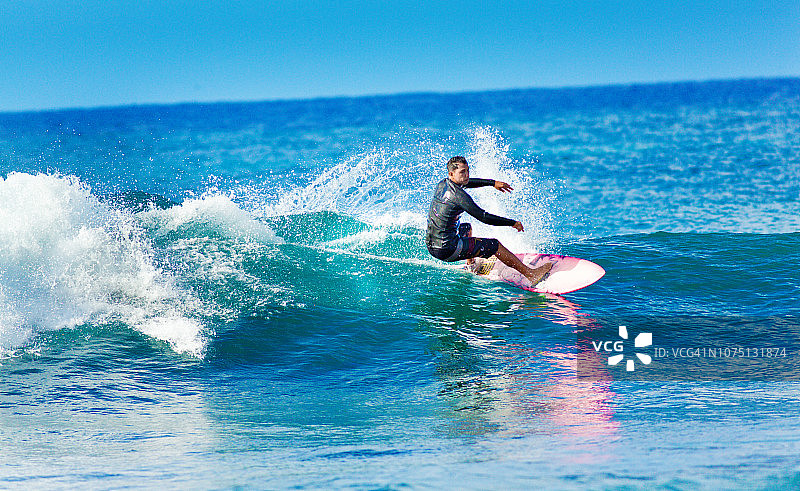 在夏威夷考艾岛波普海滩冲浪图片素材