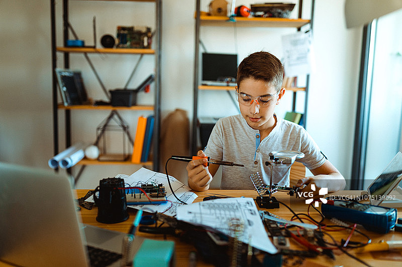 男孩焊接电子板图片素材