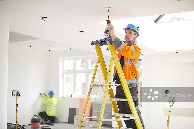 电工安装筒灯图片素材