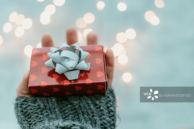 主观视角：女人手拿红色小礼盒图片素材