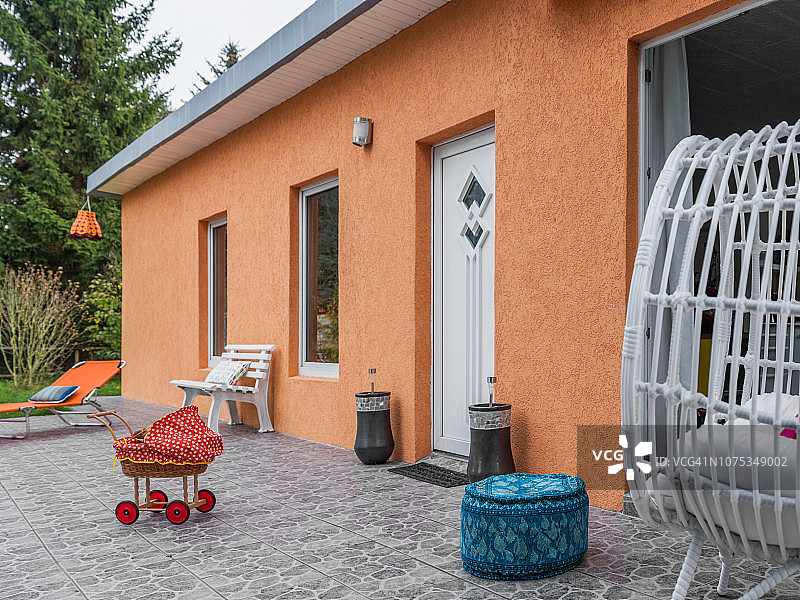 带花园的夏季小屋图片素材