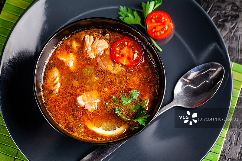 传统意大利美食理念：海鲜番茄柠檬鱼汤图片素材