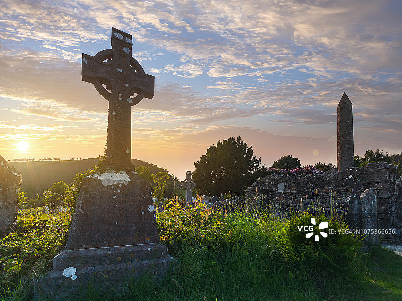 爱尔兰威克low郡格兰达洛修道院遗址中的高十字架和圆形塔楼图片素材