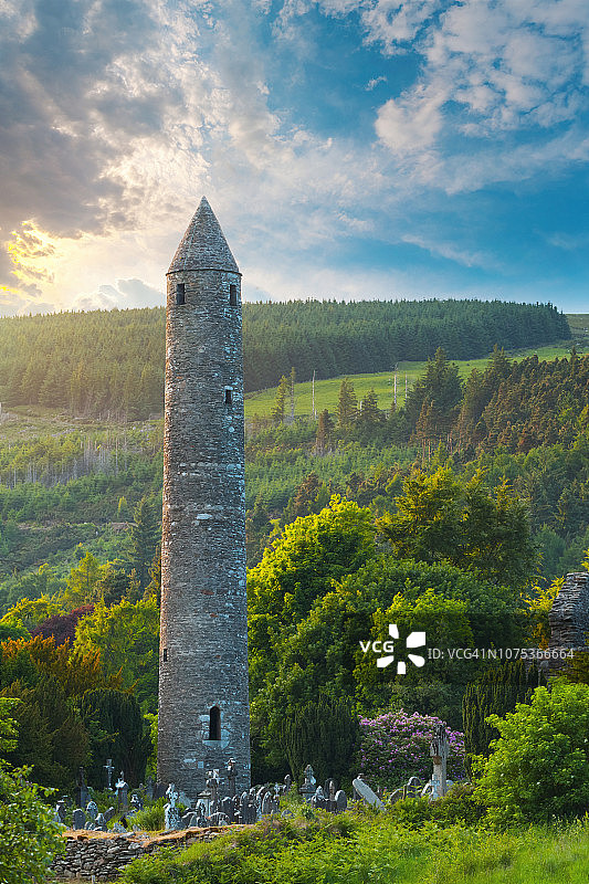 爱尔兰威克洛郡的格伦达洛修道院遗址和圆形塔楼墓地图片素材
