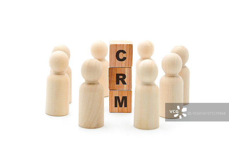 木制人物作为业务团队，围绕缩写CRM客户关系管理图片素材