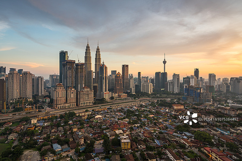 吉隆坡城市夜幕降临时的鸟瞰图图片素材