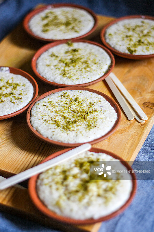 牛奶甜布丁，一次性陶土碗盛装图片素材