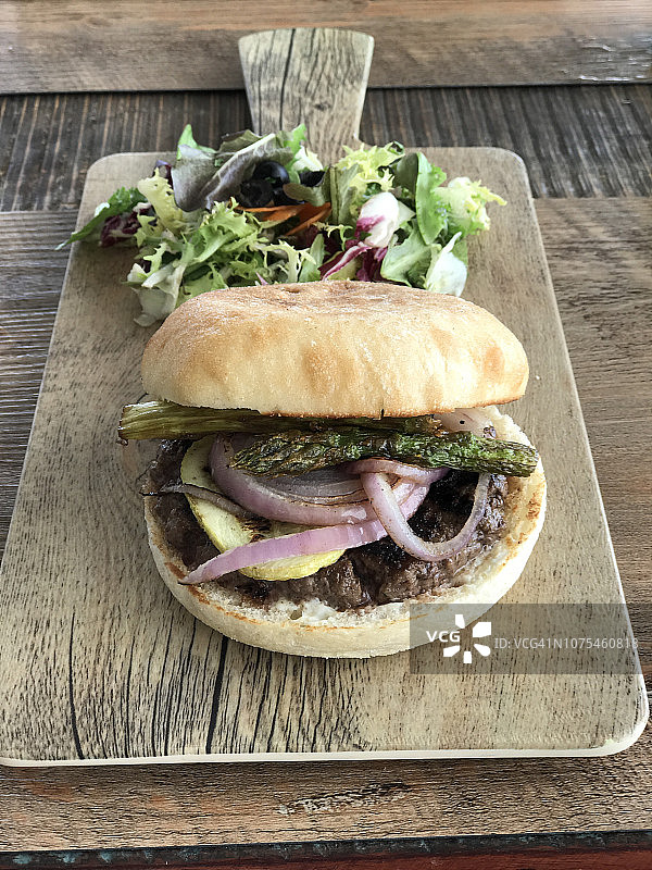 配蔬菜的汉堡图片素材