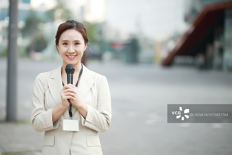新闻播报中的女人图片素材