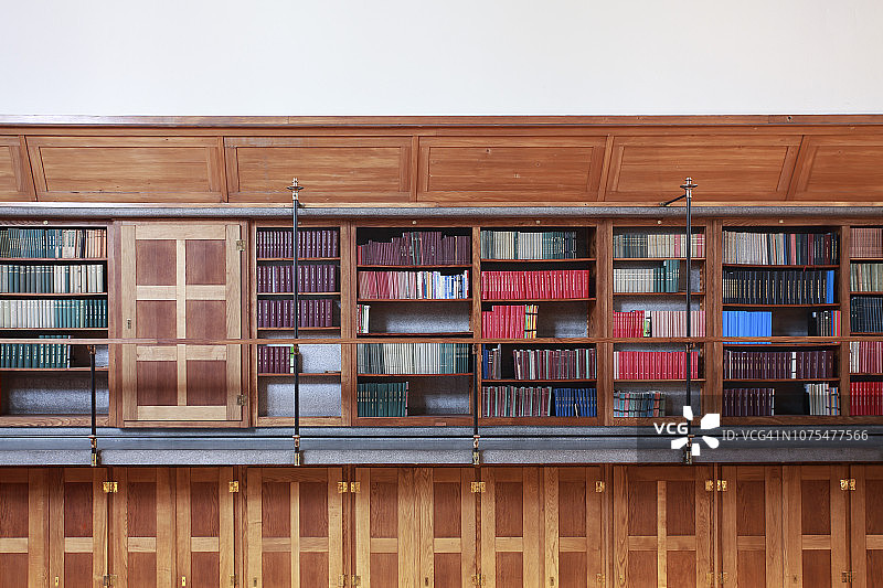 空荡的公共图书馆书架图片素材
