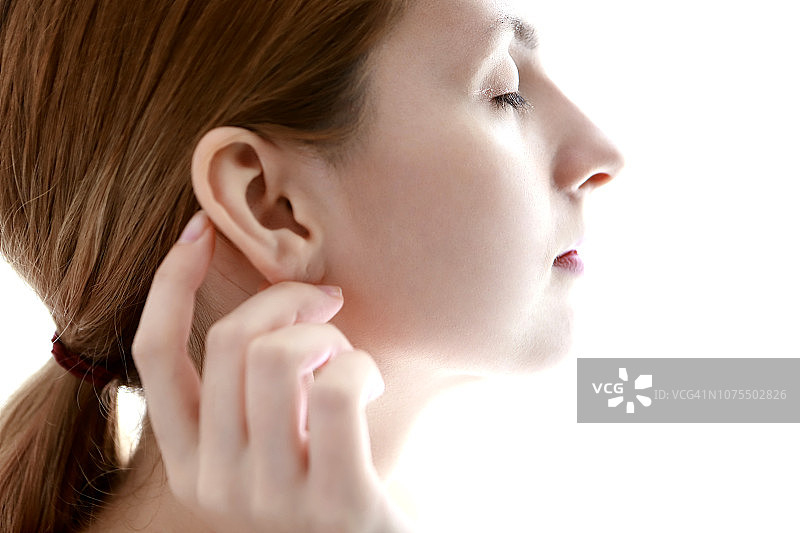 女人触摸耳朵特写图片素材