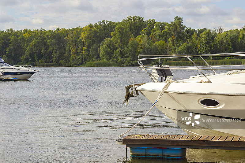 在蓝色水面上行驶的白色风帆游艇图片素材