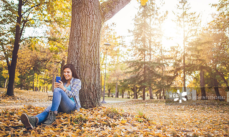 在公园使用手机图片素材